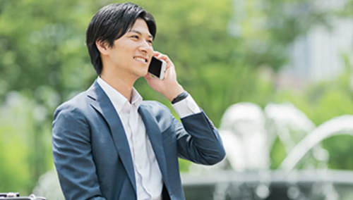 電話している男性