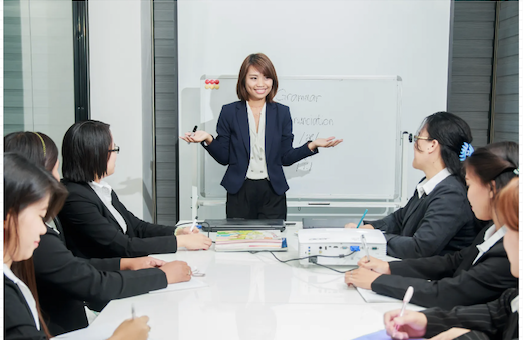 独自の教材や厳しいトレーニングによって育成